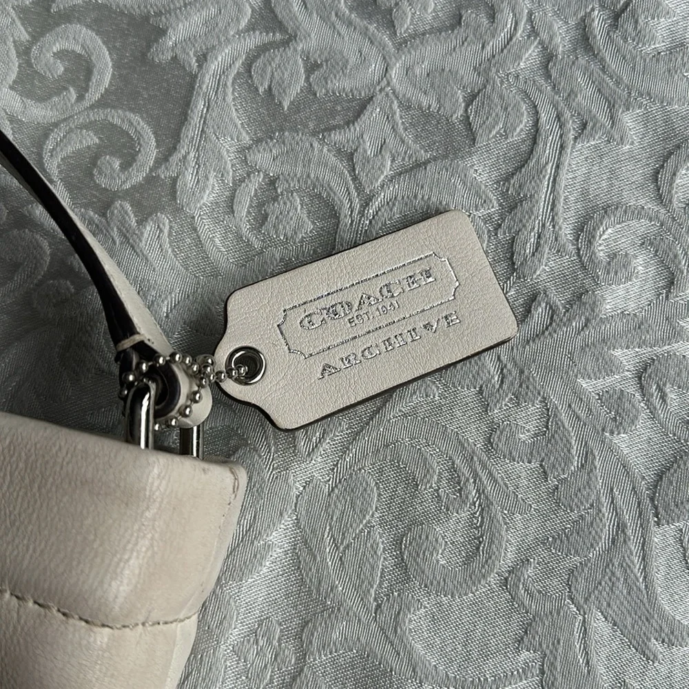 Nice Coach leather bag in cream. Good size with plenty  room - Picture 4 of 14